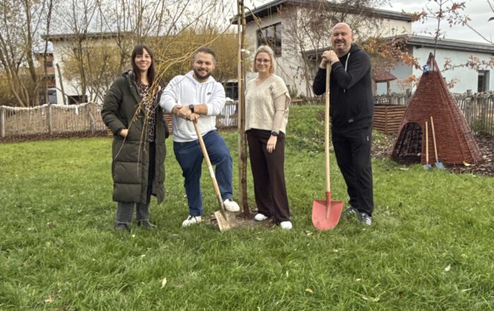 Zwei neue Bäume für die Zukunft – Villa Kunterbunt sagt Danke Niederkassel. Die Villa Kunterbunt Niederkassel durfte sich über eine besondere Nominierung freuen: Im Rahmen der Baumchallenge wurde die Einrichtung von der SEG Niederkassel, dem Stadtmarketing Niederkassel sowie der Elterninitiative Talstraße Rheidt benannt. Dafür sagen wir von Herzen: Danke für diese wunderbare und nachhaltige Aktion! In Niederkassel sind in letzter Zeit bereits zahlreiche neue Bäume gepflanzt worden. Auch wenn es bei der Villa Kunterbunt ein kleines bisschen länger gedauert, bis der Baum sein neues Zuhause gefunden hat, so blieb es bei der engagierten Elterninitiative nicht bei einem einzelnen Baum: Mit viel Tatendrang griffen motivierte Eltern selbst zum Spaten und pflanzten gleich zwei Bäume ein. Die beiden jungen Bäume sind ein sichtbares Zeichen für Nachhaltigkeit, Gemeinschaftssinn und Verantwortung gegenüber kommenden Generationen. Vor allem unsere Kinder profitieren von diesem grünen Beitrag, der nicht nur Schatten spendet, sondern auch Hoffnung und Perspektive für die Zukunft. Gemeinsam machen wir Niederkassel ein Stück klimafreundlicher, lebenswerter und bunter. Ein herzliches Dankeschön an alle, die diese Aktion mit so viel Herz, Einsatz und Überzeugung unterstützen. In diesem Sinne: Die Villa Kunterbunt wünscht allen Kindern, Eltern, Großeltern und Anverwandten fröhliche Weihnachten und einen guten Rutsch ins neue Jahr 2026 mit viel Gesundheit und glücklichen Momenten.